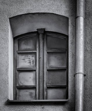 Eski Uzhgorod sokaklarının bir parçası olarak pencereler ve kapılar.