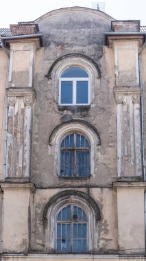 Eski Uzhgorod sokaklarının bir parçası olarak pencereler ve kapılar.