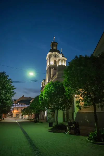 Uzhgorod sokaklarında yürü.