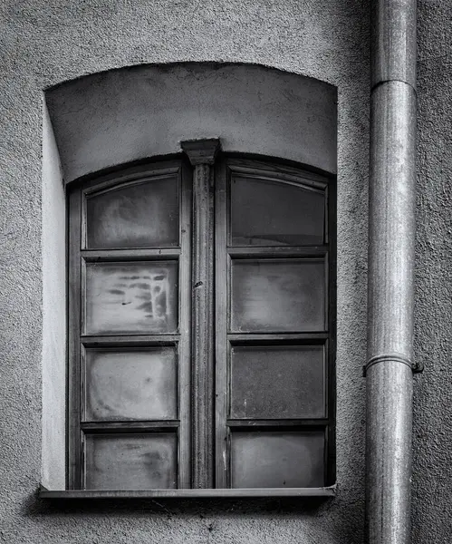 Eski Uzhgorod sokaklarının bir parçası olarak pencereler ve kapılar.