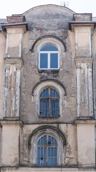 Eski Uzhgorod sokaklarının bir parçası olarak pencereler ve kapılar.