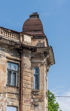 Eski Odesa sokaklarının bir parçası olarak pencereler ve kapılar.