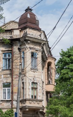 Eski Odesa sokaklarının bir parçası olarak pencereler ve kapılar.