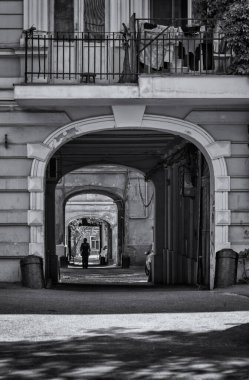 Stockholm şehrinde eski bir binalı bir caddenin siyah beyaz fotoğrafı.