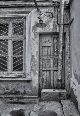 Eski Odesa sokaklarının bir parçası olarak pencereler ve kapılar.