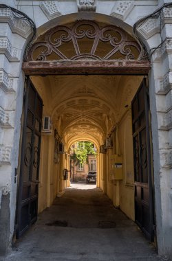 İsrail Eyaleti 'nin başkentinin merkezindeki eski binanın giriş kapısı.