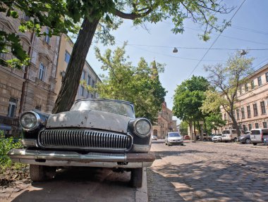 Eski bir araba yıllardır sokakta duruyor, sahibini bekliyor..
