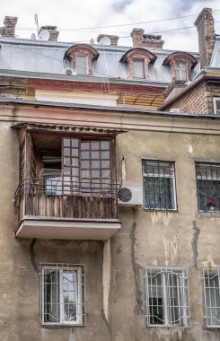 Pencereler ve balkonlar eski Odessa mimarisinin bir parçasıdır. İnanılmaz ve otantik. 2018