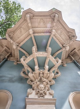 Odessa 'nın balkonlarının alt tarafındaki manzara. İnanılmaz mimari ile karakterize edilirler. 2018