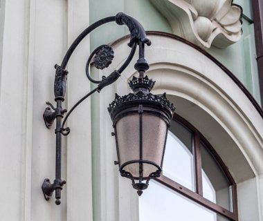 Eski bir evin dış görünüşünün dekoratif unsurları.