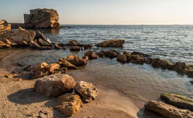 Karadeniz 'in kıyı şeridi sadece kumlu plajlardan değil, aynı zamanda kayalık yamaçlardan da oluşur..