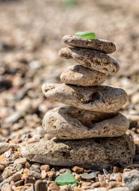 Piramit deniz suyuyla cilalanmış çakıl taşlarından oluşuyor..