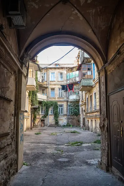 Şehrin merkezinde terk edilmiş eski bir binanın manzarası.