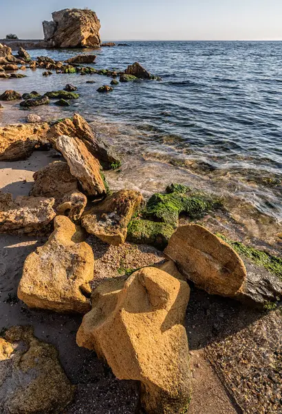 Karadeniz 'in kıyı şeridi sadece kumlu plajlardan değil, aynı zamanda kayalık yamaçlardan da oluşur..