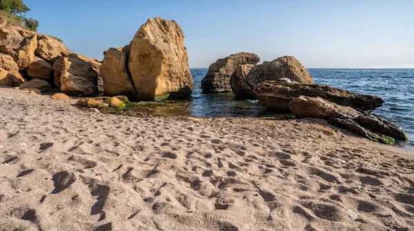 Karadeniz 'in kıyı şeridi sadece kumlu plajlardan değil, aynı zamanda kayalık yamaçlardan da oluşur..