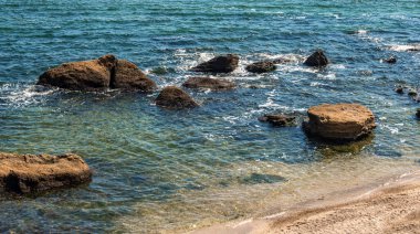 Karadeniz 'in kıyı şeridi sadece kumlu plajlardan değil, aynı zamanda kayalık yamaçlardan da oluşur..