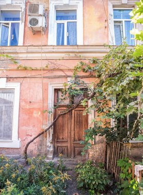 Eski Odessa sokaklarının bir parçası olarak pencereler ve kapılar.