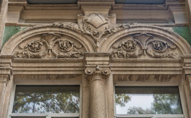 Pencereler ve balkonlar eski Odessa mimarisinin bir parçasıdır. İnanılmaz ve otantik. 2018