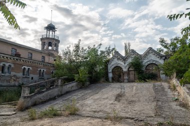 Kuyalnyk Gölü yakınlarında olağanüstü mimarisi olan eski binalar..