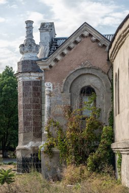Kuyalnyk Gölü yakınlarında olağanüstü mimarisi olan eski binalar..