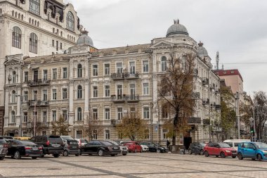 Kyiv 'in etrafında yürürken bir sürü ilginç mimari görebilirsiniz. Çok renkli bir şehirdir..