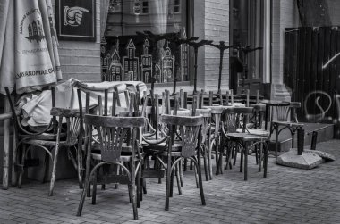 Sokakta eski ahşap sandalye