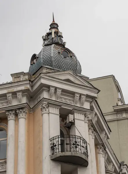 Kyiv 'in etrafında yürürken bir sürü ilginç mimari görebilirsiniz. Çok renkli bir şehirdir..