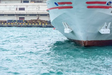 Denizde çok çeşitli yatlar ve gemiler görebilirsiniz..