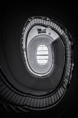 Antik dairesel merdiven içeride. 2018