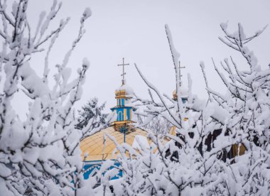 Ukrayna 'nın Tuchyn köyünde kışın kilise.