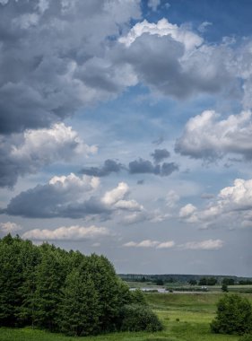 Bulutlar tarlanın üzerinde
