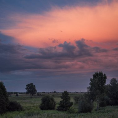 Yaz günbatımı tarlaların üzerinde