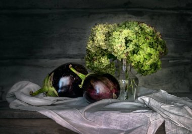 Vazodaki yeşil ortancalarla ve patlıcanlarla hayat.