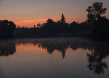 Gölün üzerinde güzel bir gün batımı