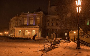 Odesa kasabasında kış gecesi