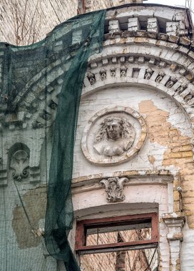 Eski bir binada kadın kabartması..