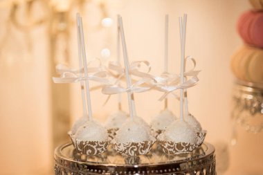 Düğün süslemeleri düğün masasında.