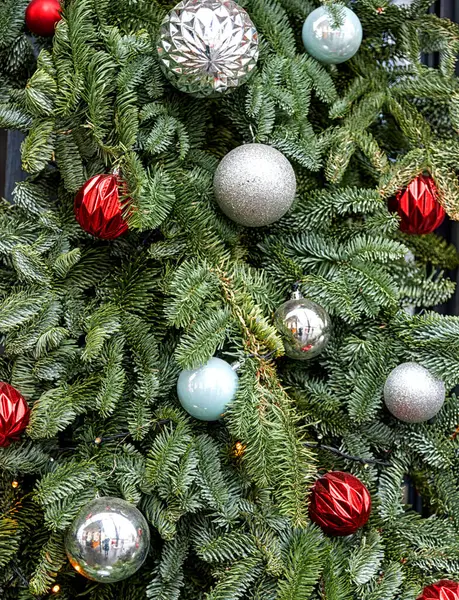 Noel ağacı dalları ve Noel süslemeleri ile yeşil arkaplan