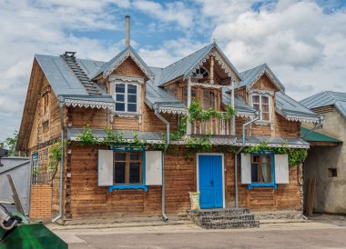 Mavi gökyüzü olan ahşap bir ev.