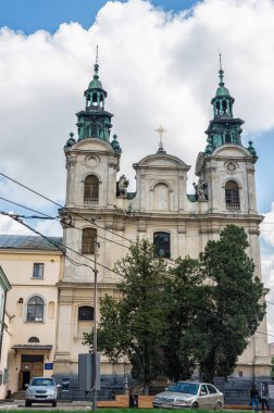 Yaşlı Lviv 'in sokaklarında yürürken bir sürü ilginç mimari görebilirsiniz..