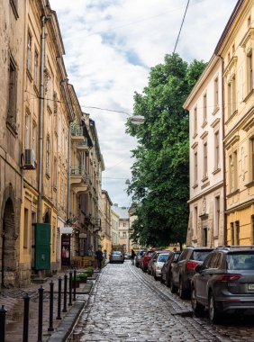 Yaşlı Lviv 'in sokaklarında yürürken bir sürü ilginç mimari görebilirsiniz..