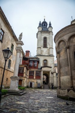 Yaşlı Lviv 'in sokaklarında yürürken bir sürü ilginç mimari görebilirsiniz..