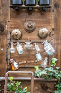 Laboratuvarın içindeki bir rafta renkli sıvıyla dolu bir bardak.