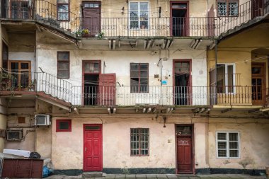 Yaşlı Lviv 'in sokaklarında yürürken bir sürü ilginç mimari görebilirsiniz..