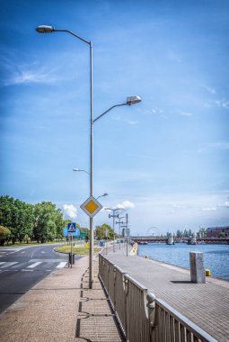 Yol tabelasında beyaz bir lamba var.