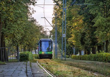Tramvay durağına yaklaşıyor..