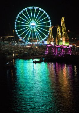 Bir dönme dolap Odra Nehri 'ni aydınlatır. Szczecin, Polonya