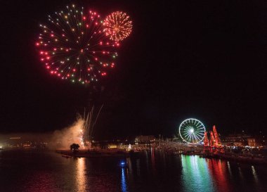 Polonya 'nın Szczecin kentindeki Odra Nehri üzerinde havai fişek festivali