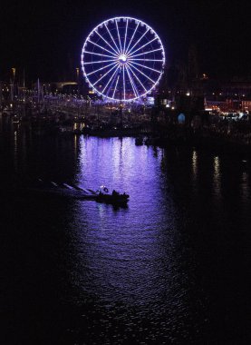 Bir dönme dolap Odra Nehri 'ni aydınlatır. Szczecin, Polonya