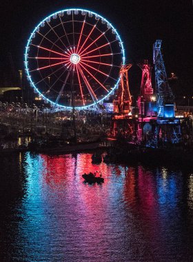 Bir dönme dolap Odra Nehri 'ni aydınlatır. Szczecin, Polonya
